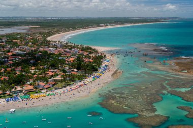 Porto de Galinhas Beach, Ipojuca, Recife, Pernambuco, Brezilya 1 Mart 2014 tarihinde. Pernambuco eyaletinin güneyinde, doğal havuzlarıyla küçük teknelerde dolaşmak için dünyanın dört bir yanından turistleri çeker. Hava görünümü-