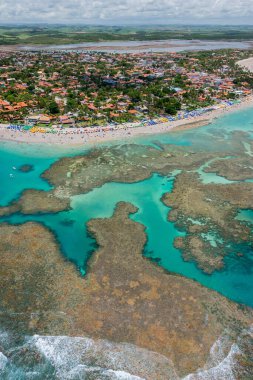 Porto de Galinhas Beach, Ipojuca, Recife, Pernambuco, Brezilya 1 Mart 2014 tarihinde. Pernambuco eyaletinin güneyinde, doğal havuzlarıyla küçük teknelerde dolaşmak için dünyanın dört bir yanından turistleri çeker. Hava görünümü-