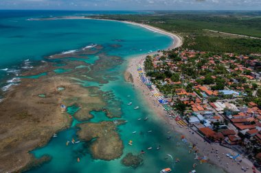 Porto de Galinhas Beach, Ipojuca, Recife, Pernambuco, Brezilya 1 Mart 2014 tarihinde. Pernambuco eyaletinin güneyinde, doğal havuzlarıyla küçük teknelerde dolaşmak için dünyanın dört bir yanından turistleri çeker. Hava görünümü-
