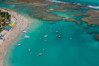 Porto de Galinhas Beach, Ipojuca, Recife, Pernambuco, Brezilya 1 Mart 2014 tarihinde. Pernambuco eyaletinin güneyinde, doğal havuzlarıyla küçük teknelerde dolaşmak için dünyanın dört bir yanından turistleri çeker. Hava görünümü-