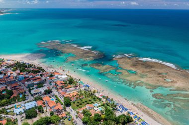 Porto de Galinhas Beach, Ipojuca, Recife, Pernambuco, Brezilya 1 Mart 2014 tarihinde. Pernambuco eyaletinin güneyinde, doğal havuzlarıyla küçük teknelerde dolaşmak için dünyanın dört bir yanından turistleri çeker. Hava görünümü-