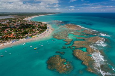 Porto de Galinhas Beach, Ipojuca, Recife, Pernambuco, Brezilya 1 Mart 2014 tarihinde. Pernambuco eyaletinin güneyinde, doğal havuzlarıyla küçük teknelerde dolaşmak için dünyanın dört bir yanından turistleri çeker. Hava görünümü-