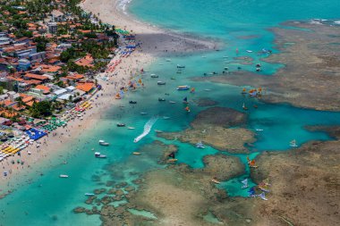 Porto de Galinhas Beach, Ipojuca, Recife, Pernambuco, Brezilya 1 Mart 2014 tarihinde. Pernambuco eyaletinin güneyinde, doğal havuzlarıyla küçük teknelerde dolaşmak için dünyanın dört bir yanından turistleri çeker. Hava görünümü