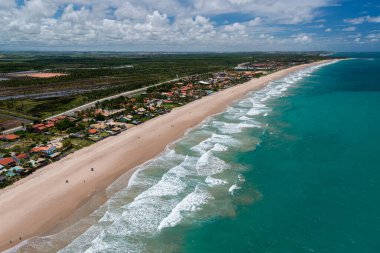 Porto de Galinhas Beach, Ipojuca, Recife, Pernambuco, Brezilya 1 Mart 2014 tarihinde. Pernambuco eyaletinin güneyinde, doğal havuzlarıyla küçük teknelerde dolaşmak için dünyanın dört bir yanından turistleri çeker. Hava görünümü