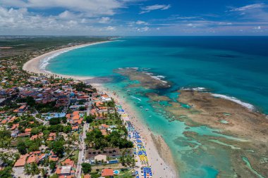 Porto de Galinhas Beach, Ipojuca, Recife, Pernambuco, Brezilya 1 Mart 2014 tarihinde. Pernambuco eyaletinin güneyinde, doğal havuzlarıyla küçük teknelerde dolaşmak için dünyanın dört bir yanından turistleri çeker. Hava görünümü