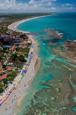 Porto de Galinhas Beach, Ipojuca, Recife, Pernambuco, Brezilya 1 Mart 2014 tarihinde. Pernambuco eyaletinin güneyinde, doğal havuzlarıyla küçük teknelerde dolaşmak için dünyanın dört bir yanından turistleri çeker. Hava görünümü