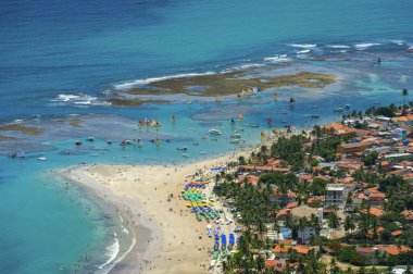 Porto de Galinhas Beach, Ipojuca, Recife, Pernambuco, Brezilya 1 Mart 2014 tarihinde. Pernambuco eyaletinin güneyinde, doğal havuzlarıyla küçük teknelerde dolaşmak için dünyanın dört bir yanından turistleri çeker. Hava görünümü