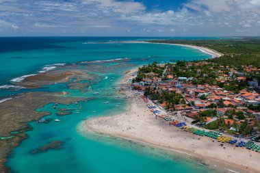 Porto de Galinhas Beach, Ipojuca, Recife, Pernambuco, Brezilya 1 Mart 2014 tarihinde. Pernambuco eyaletinin güneyinde, doğal havuzlarıyla küçük teknelerde dolaşmak için dünyanın dört bir yanından turistleri çeker. Hava görünümü