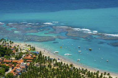 Porto de Galinhas Beach, Ipojuca, Recife, Pernambuco, Brezilya 1 Mart 2014 tarihinde. Pernambuco eyaletinin güneyinde, doğal havuzlarıyla küçük teknelerde dolaşmak için dünyanın dört bir yanından turistleri çeker. Hava görünümü