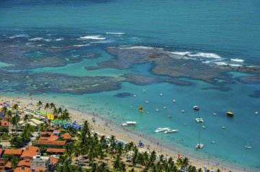 Porto de Galinhas Beach, Ipojuca, Recife, Pernambuco, Brezilya 1 Mart 2014 tarihinde. Pernambuco eyaletinin güneyinde, doğal havuzlarıyla küçük teknelerde dolaşmak için dünyanın dört bir yanından turistleri çeker. Hava görünümü