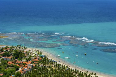 Porto de Galinhas Beach, Ipojuca, Recife, Pernambuco, Brezilya 1 Mart 2014 tarihinde. Pernambuco eyaletinin güneyinde, doğal havuzlarıyla küçük teknelerde dolaşmak için dünyanın dört bir yanından turistleri çeker. Hava görünümü