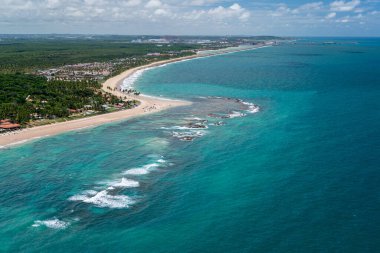 Porto de Galinhas Beach, Ipojuca, Recife, Pernambuco, Brezilya 1 Mart 2014 tarihinde. Pernambuco eyaletinin güneyinde, doğal havuzlarıyla küçük teknelerde dolaşmak için dünyanın dört bir yanından turistleri çeker. Hava görünümü