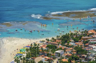Porto de Galinhas Beach, Ipojuca, Recife, Pernambuco, Brezilya 1 Mart 2014 tarihinde. Pernambuco eyaletinin güneyinde, doğal havuzlarıyla küçük teknelerde dolaşmak için dünyanın dört bir yanından turistleri çeker. Hava görünümü