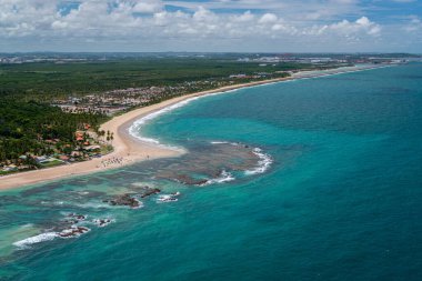 Porto de Galinhas Beach, Ipojuca, Recife, Pernambuco, Brezilya 1 Mart 2014 tarihinde. Pernambuco eyaletinin güneyinde, doğal havuzlarıyla küçük teknelerde dolaşmak için dünyanın dört bir yanından turistleri çeker. Hava görünümü