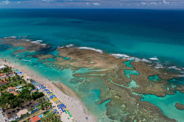 Porto de Galinhas Beach, Ipojuca, near Recife, Pernambuco, Brazil on March 1, 2014. На юге штата Пернамбуку, он привлекает туристов со всего мира, чтобы прогуляться небольшие лодки на его природных бассейнов. Вид с воздуха
