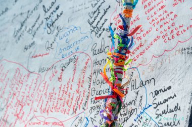 Juazeiro do Norte, Ceara, Brezilya 3 Mayıs 2016. Seyyahların astıkları kurdeleler ve Peder Cicero heykelinin tabanına yazdıkları kişisel isimler.