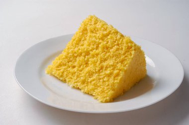 Gastronomi. Kuzeydoğu Brezilya 'dan gelen geleneksel mısır kuskusu dilimleri, beyaz bir tabakta.
