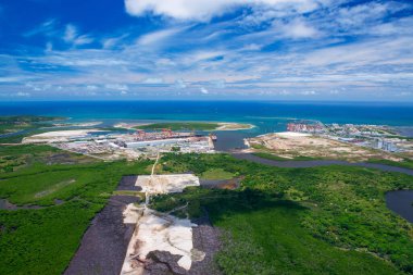 1 Mart 2014 tarihinde Porto de Suape, Ipojuca, Pernambuco. Brezilya 'nın kuzeydoğu bölgesinin gelişimi ve ilerlemesi için en önemli limanlardan biri olan Recife' nin yakınında. Hava görünümü