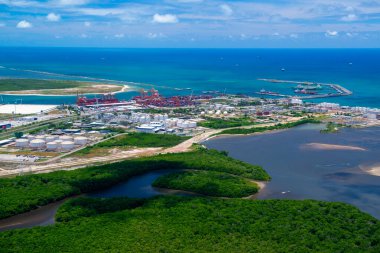 1 Mart 2014 tarihinde Porto de Suape, Ipojuca, Pernambuco. Brezilya 'nın kuzeydoğu bölgesinin gelişimi ve ilerlemesi için en önemli limanlardan biri olan Recife' nin yakınında. Hava görünümü