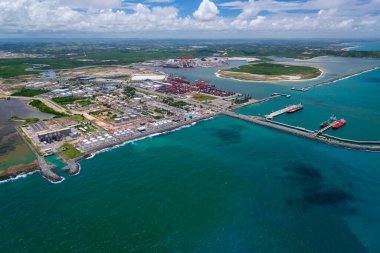1 Mart 2014 tarihinde Porto de Suape, Ipojuca, Pernambuco. Brezilya 'nın kuzeydoğu bölgesinin gelişimi ve ilerlemesi için en önemli limanlardan biri olan Recife' nin yakınında. Hava görünümü