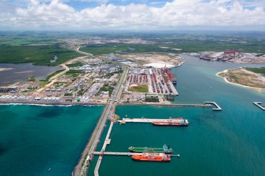 1 Mart 2014 tarihinde Porto de Suape, Ipojuca, Pernambuco. Brezilya 'nın kuzeydoğu bölgesinin gelişimi ve ilerlemesi için en önemli limanlardan biri olan Recife' nin yakınında. Hava görünümü