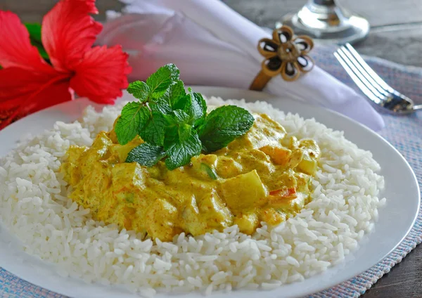 Gastronomie Dazu Curryhuhn Mit Minze Und Reis — Stockfoto