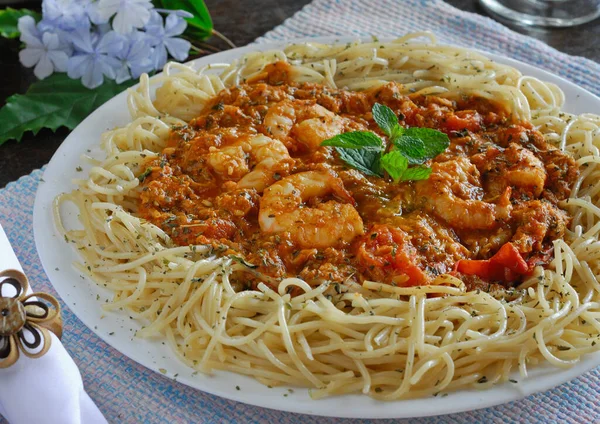 Gastronomía Plato Camarones Con Salsa Tomate Pasta Para Acompañar —  Fotos de Stock