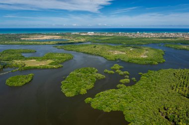 Santa Cruz Kanalı, Itamaraca Adası 'nın güneyinde, Recife, Pernambuco, Brezilya yakınlarında, 1 Mart 2014' te. Nehir arasında ormanlar, mangrovlar ve hindistan cevizi ağaçları küçük adalar oluşturur. Havadan