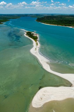 Coroa do Aviao, Brezilya 'nın Recife kenti yakınlarındaki Igarassu adasında 3 Mart 2010 tarihinde kurulmuştur. Temel olarak bitki örtüsü ve bazı yapılarla kaplı bir kumsal. Hava görünümü