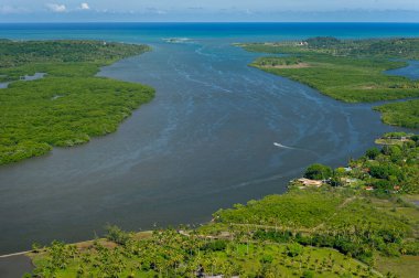 Santa Cruz Kanalı, Itamaraca Adası 'nın güneyinde, Recife, Pernambuco, Brezilya yakınlarında, 1 Mart 2014' te. Nehir arasında ormanlar, mangrovlar ve hindistan cevizi ağaçları küçük adalar oluşturur. Havadan