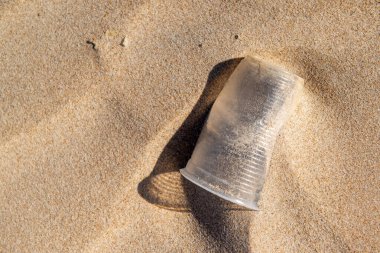 29 Eylül 2012 'de Brezilya' nın Paraiba şehrinin Joao Pessoa kenti yakınlarındaki Poco plajında kirliliğe yol açan tek kullanımlık plastik bardak.