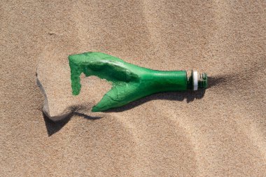 29 Eylül 2012 'de Brezilya' nın Paraiba kentinin Joao Pessoa kenti yakınlarındaki Poco plajında kirliliğe yol açan plastik şişe.