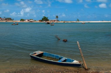 8 Şubat 'ta Brezilya' da, Natal, Rio Grande do Norte yakınlarındaki Extremoz, Cérara-mirim nehrinin ağzında demirlemiş küçük bir tekne.