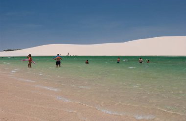 12 Ekim 2006 'da Brezilya' nın Maranhao kentindeki Lencois Maranhenses Ulusal Parkı 'ndaki kum tepecikleriyle çevrili lagünlerdeki turistler. Brezilya 'nın kuzey Atlantik kıyısında doğal güzelliği ve çöl manzarasıyla tanınır.