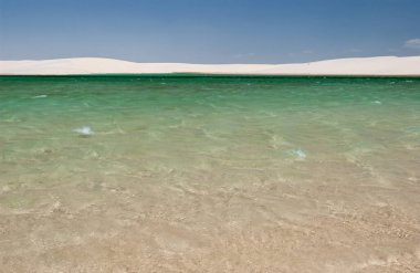 12 Ekim 2006 'da Brezilya, Maranhao' daki Lencois Maranhenses Ulusal Parkı 'nda beyaz kum tepeleri ve mevsimlik gölcükler. Brezilya 'nın kuzey Atlantik kıyısında doğal güzelliği ve çöl manzarasıyla tanınır.