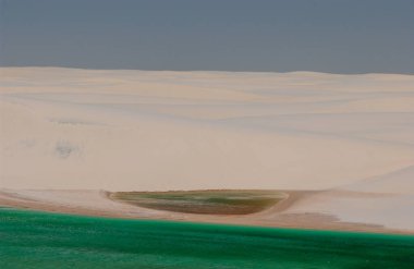 12 Ekim 2006 'da Brezilya, Maranhao' daki Lencois Maranhenses Ulusal Parkı 'nda beyaz kum tepeleri ve mevsimlik gölcükler. Brezilya 'nın kuzey Atlantik kıyısında doğal güzelliği ve çöl manzarasıyla tanınır.