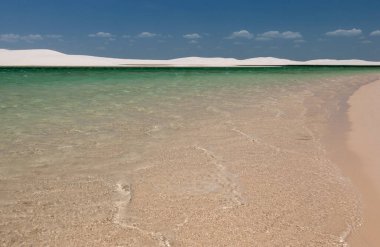 12 Ekim 2006 'da Brezilya, Maranhao' daki Lencois Maranhenses Ulusal Parkı 'nda beyaz kum tepeleri ve mevsimlik gölcükler. Brezilya 'nın kuzey Atlantik kıyısında doğal güzelliği ve çöl manzarasıyla tanınır.