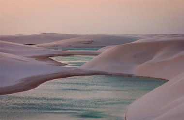 12 Ekim 2006 'da Brezilya, Maranhao' daki Lencois Maranhenses Ulusal Parkı 'nda beyaz kum tepeleri ve mevsimlik gölcükler. Brezilya 'nın kuzey Atlantik kıyısında doğal güzelliği ve çöl manzarasıyla tanınır.