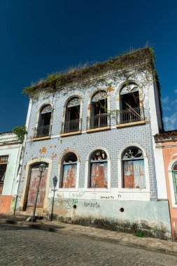 Sao Luis, Maranhao, Brezilya 6 Ağustos 2016. Tarihi merkezdeki eski binaların cepheleri. Brezilya sömürge döneminden kapı, pencere ve kiremitleri vurguluyor