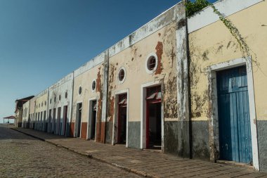 Sao Luis, Maranhao, Brezilya 6 Ağustos 2016. Tarihi merkezdeki eski binaların cepheleri. Brezilya sömürge döneminden kapı, pencere ve kiremitleri vurguluyor