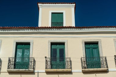 Sao Luis, Maranhao, Brezilya 6 Ağustos 2016. Brezilya sömürge döneminden kalma pencere, kapı ve kiremitlerle tarihi merkezde eski bina cepheleri