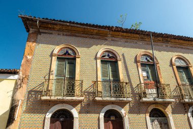 Sao Luis, Maranhao, Brezilya 6 Ağustos 2016. Brezilya sömürge döneminden kalma pencereleri, kapıları ve fayansları olan tarihi merkezdeki binaların eski cephesi.