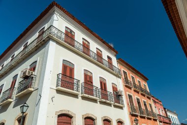 Sao Luis, Maranhao, Brezilya 6 Ağustos 2016. Brezilya sömürge döneminden kalma pencereleri, kapıları ve fayansları olan tarihi merkezdeki binaların eski cephesi.