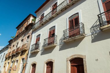 Sao Luis, Maranhao, Brezilya 6 Ağustos 2016. Brezilya sömürge döneminden kalma pencereleri, kapıları ve fayansları olan tarihi merkezdeki binaların eski cephesi.