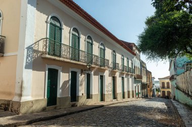 Sao Luis, Maranhao, Brezilya 6 Ağustos 2016. Brezilya sömürge döneminden kalma pencereleri, kapıları ve fayansları olan tarihi merkezdeki binaların eski cephesi.
