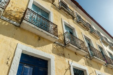 Sao Luis, Maranhao, Brezilya 6 Ağustos 2016. Brezilya sömürge döneminden kalma pencereleri, kapıları ve fayansları olan tarihi merkezdeki binaların eski cephesi.