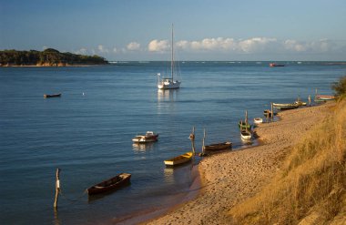 15 Ekim 2013 'te Rio Grande do Norte, Brezilya' da, Natal ve Pipa plajı yakınlarındaki Tibau do Sul 'daki Lagoa das Guarairas sahilinde tekneler