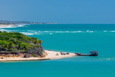 Tibau do Sul, 1 Nisan 2013 'te Brezilya' nın Pipa Rio Grande do Norte plajı yakınlarında. Deniz ile Lagoa das Guarairas 'ın buluşması