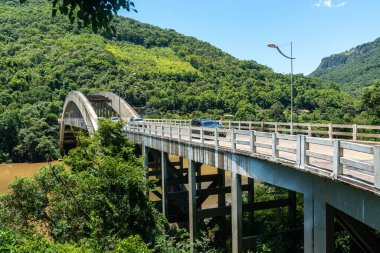 Bento Goncalf, Rio Grande do Sul, Brezilya 19 Kasım 2017. Brezilya 'nın şarap başkenti olarak bilinen şehir. Bu fotoğrafta Antas Nehri üzerindeki Ernesto Dornelles Köprüsü var.