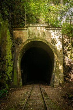 Bento Goncalf, Rio Grande do Sul, Brezilya 19 Kasım 2017. Brezilya 'nın şarap başkenti olarak bilinen şehir. Bu fotoğrafta, demiryolu ve elektrik tüneli var.